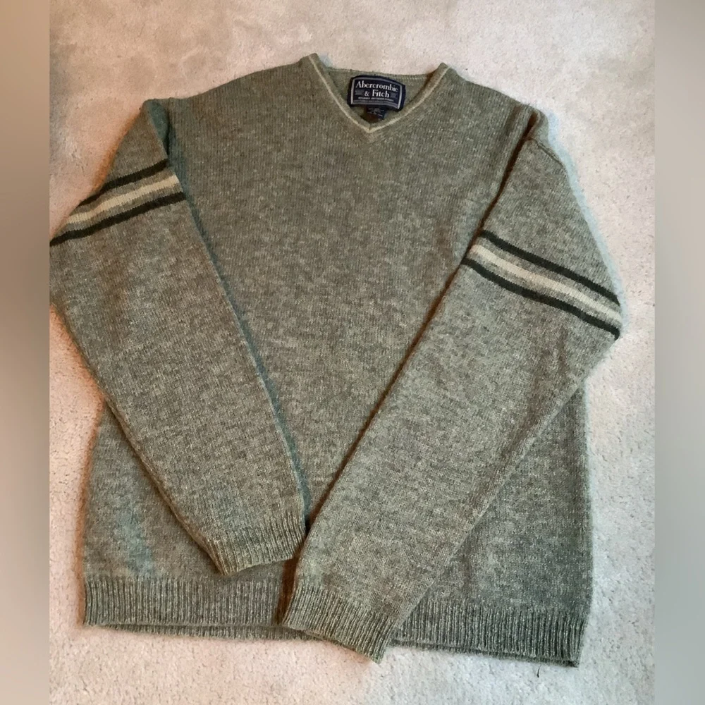 100% wool Abercrombie & Fitch V neck Size Large